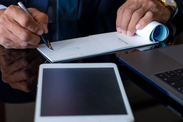 How to Choose a Top Cheque Bounce Lawyer Delhi